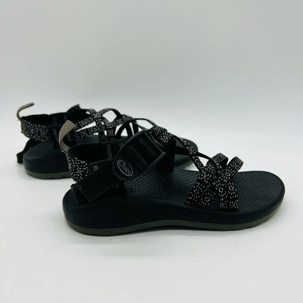 CHACO GIRLS BLACK AND WHITE STRAPPY SANDALS SIZE 1